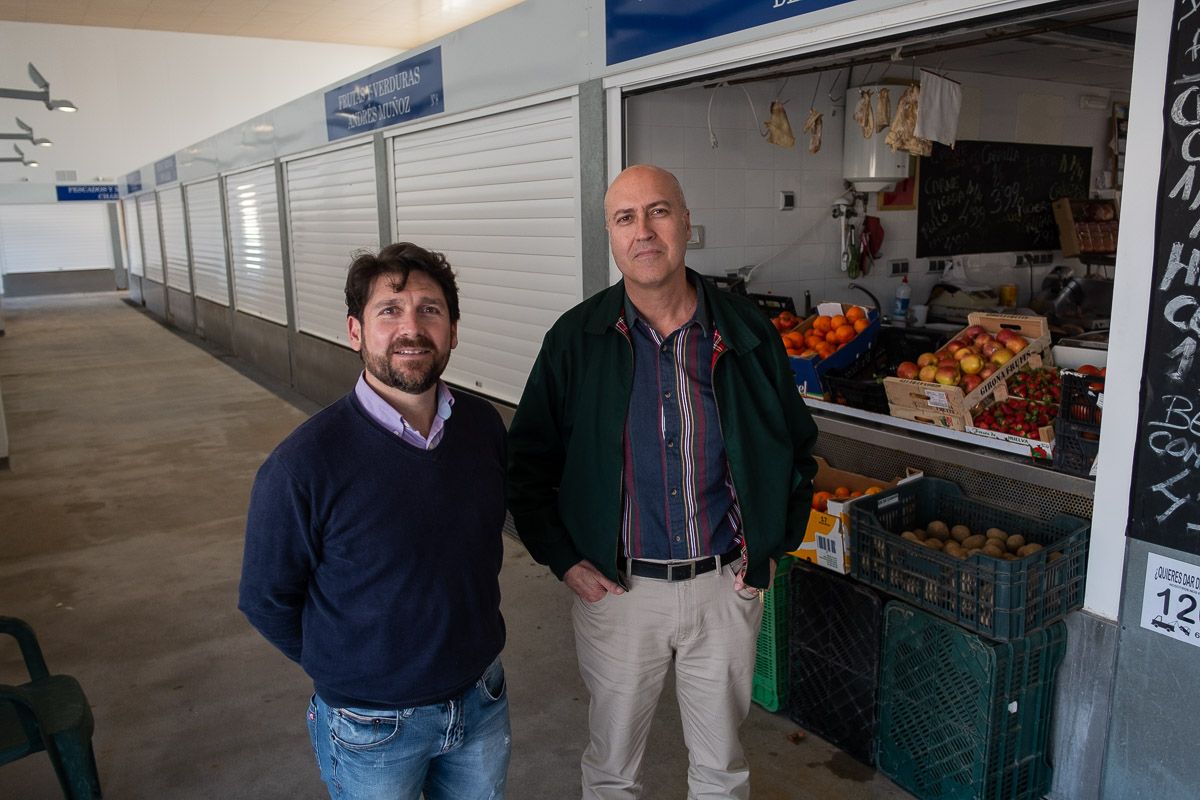 Jorge Herrapicazo y Juan García, de Adecosur, en el mercado de abastos con casi todos los espacios vacíos. FOTO: MANU GARCÍA