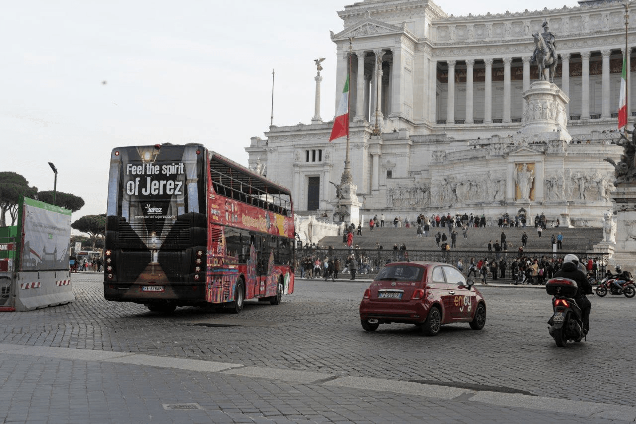 Un autobús turístico luce el lema de la campaña de promoción de Jerez en Roma.
