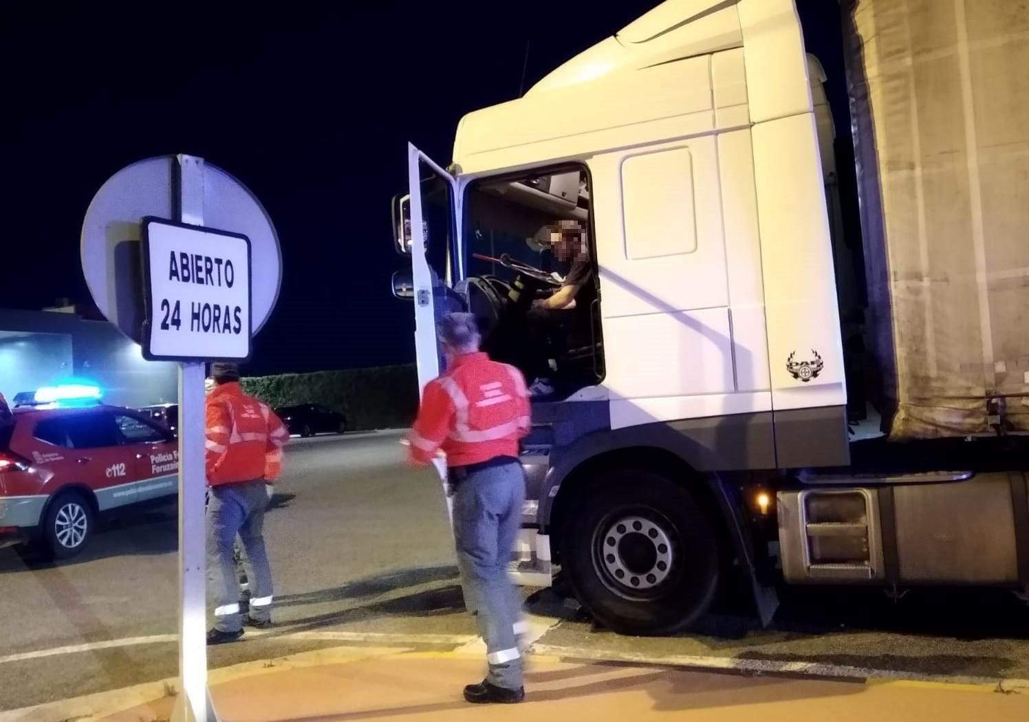 Momento en que el camión fue interceptado en Tafalla. FOTO: POLICÍA FORAL