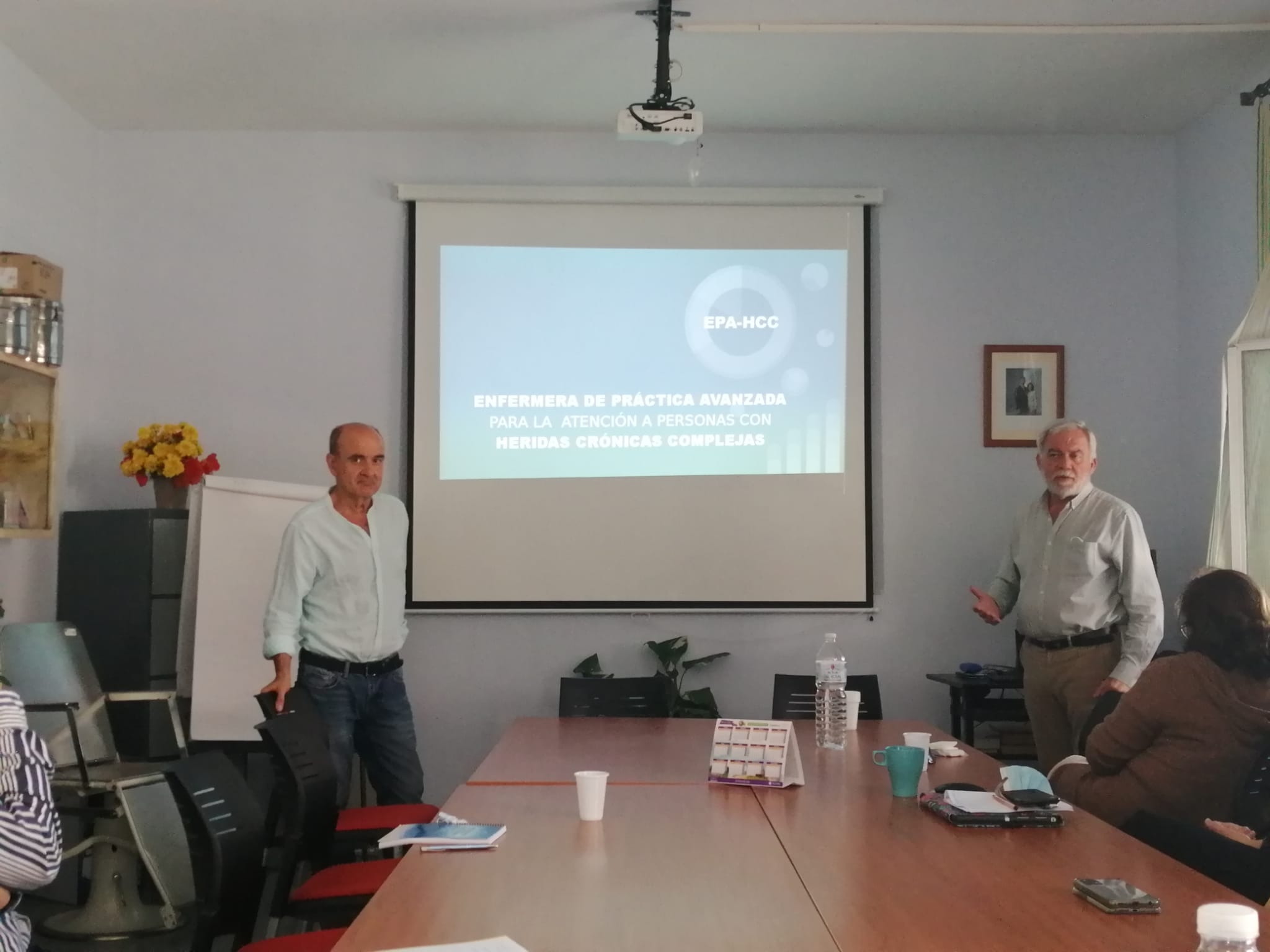 Los dos enfermeros EPA de heridas crónicas de Jerez en una sesión informativa. 