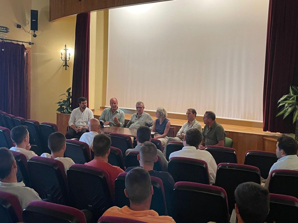 Los delegados y jóvenes ganaderos durante la reunión con jóvenes ganaderos de la sierra.