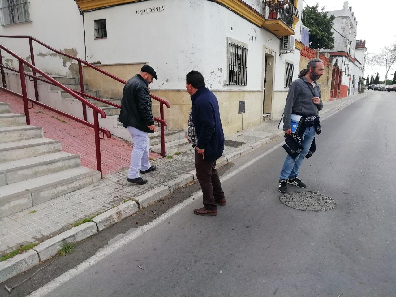 Miembros de Adelante Jerez comprueban, junto a los vecinos, las carencias en materia de movilidad.