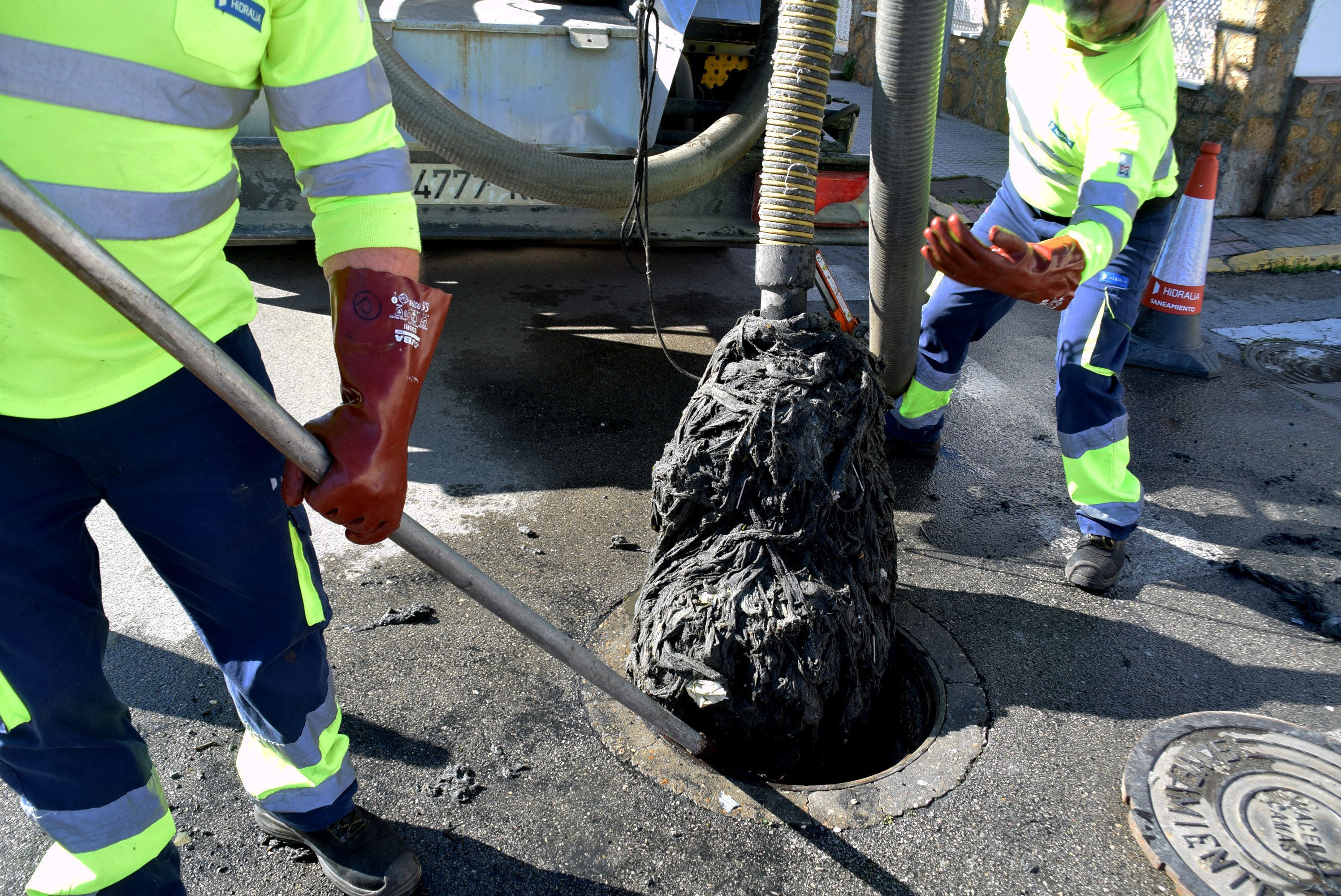 Los operarios durante los trabajos de retirada de los residuos. 