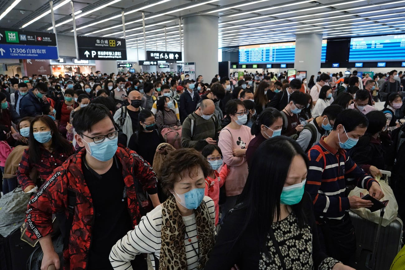 Ciudadanos chinos, provistos de mascarillas, embarcando en un aeropuerto.