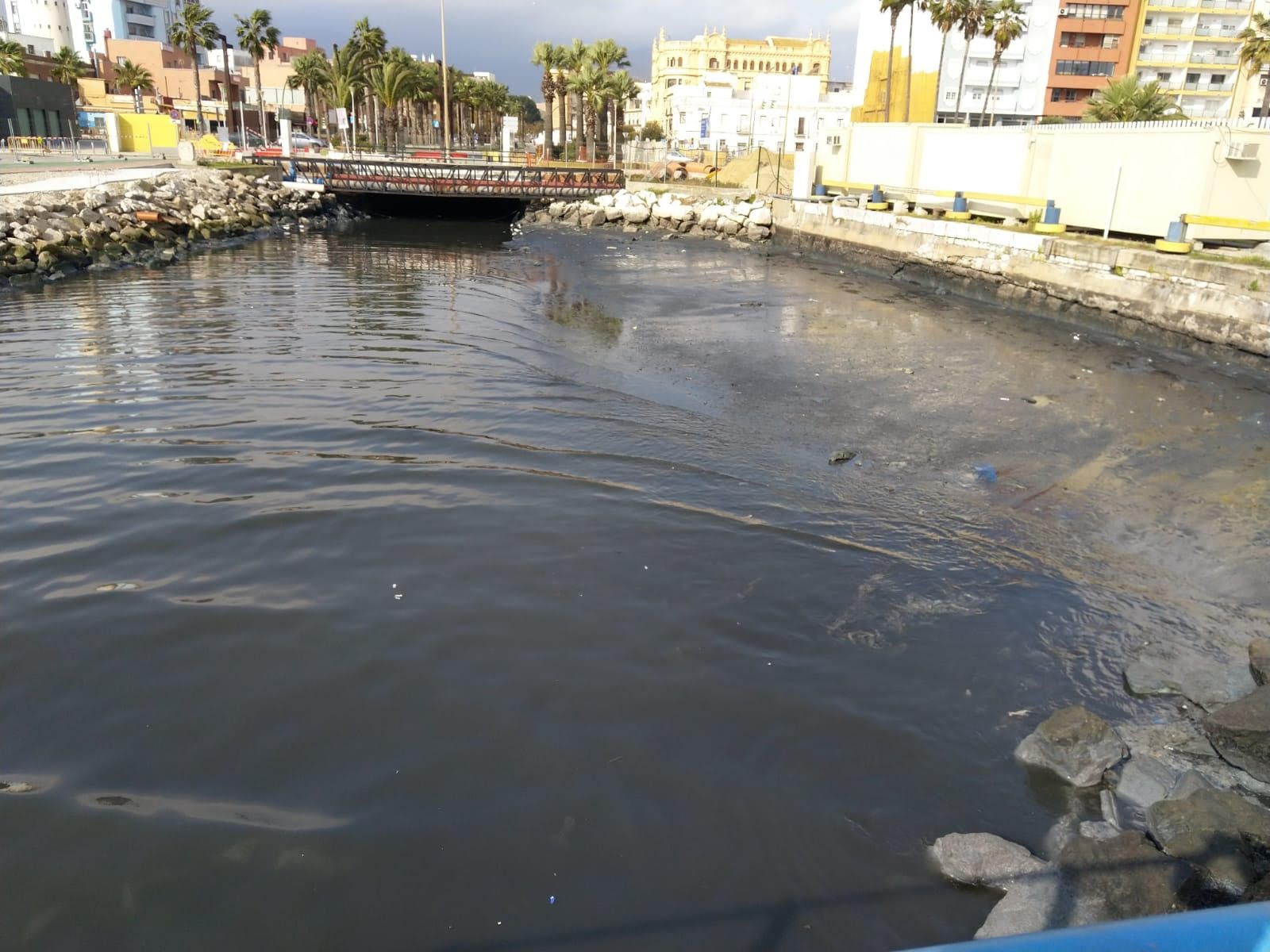 Desembocadura del Río de la Miel junto al puerto de Algeciras. FOTO: ECOLOGISTAS EN ACCIÓN