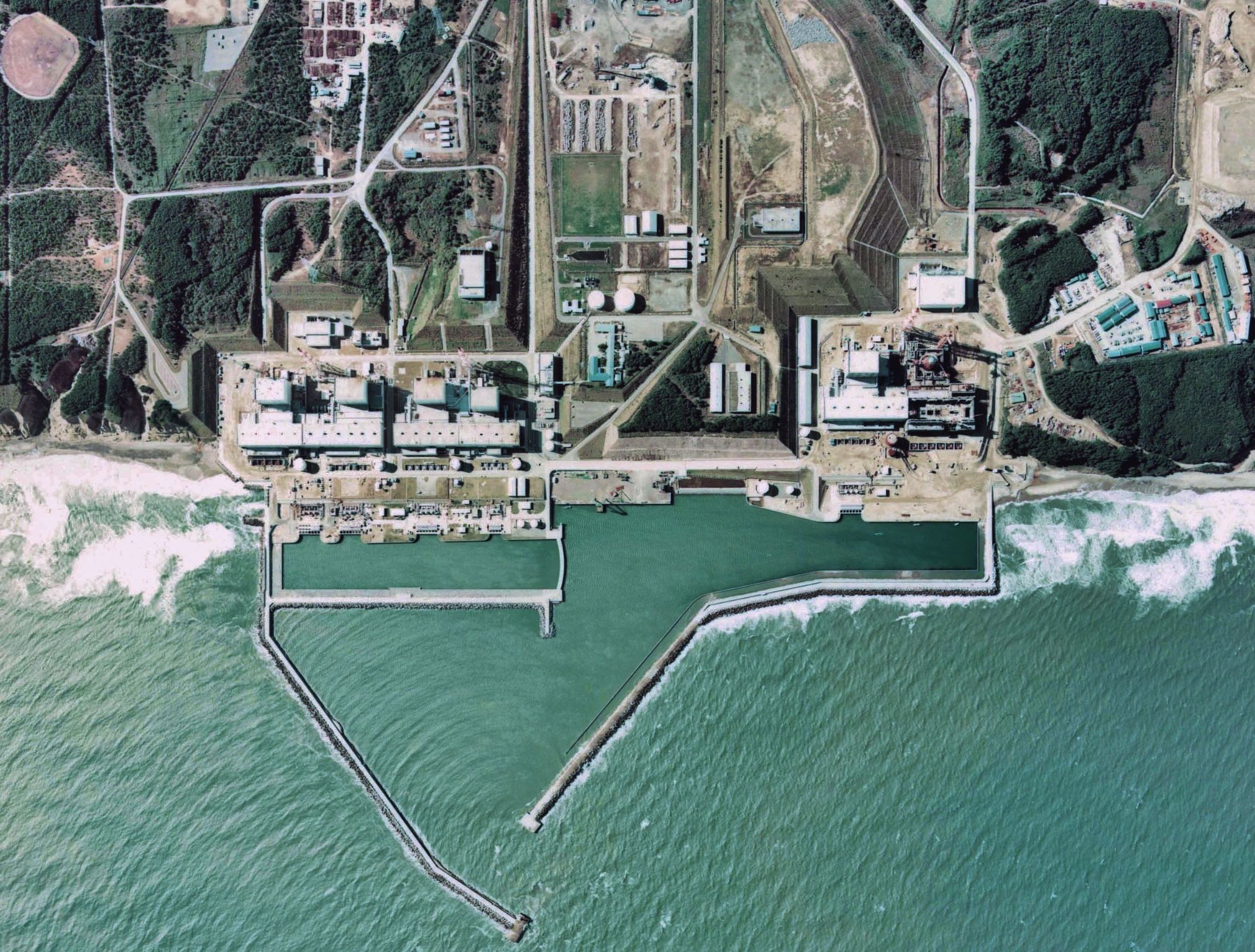 Perímetro de la central nuclear de Fukushima desde una vista aérea.