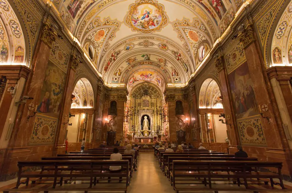 Interior de la basilica de la Macarena. 