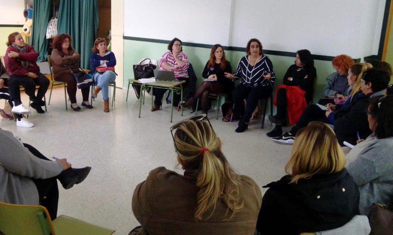Reunión de Lorena Garrón y Ángela Aguilera con trabajadoras del SAD en la Sierra de Cádiz.