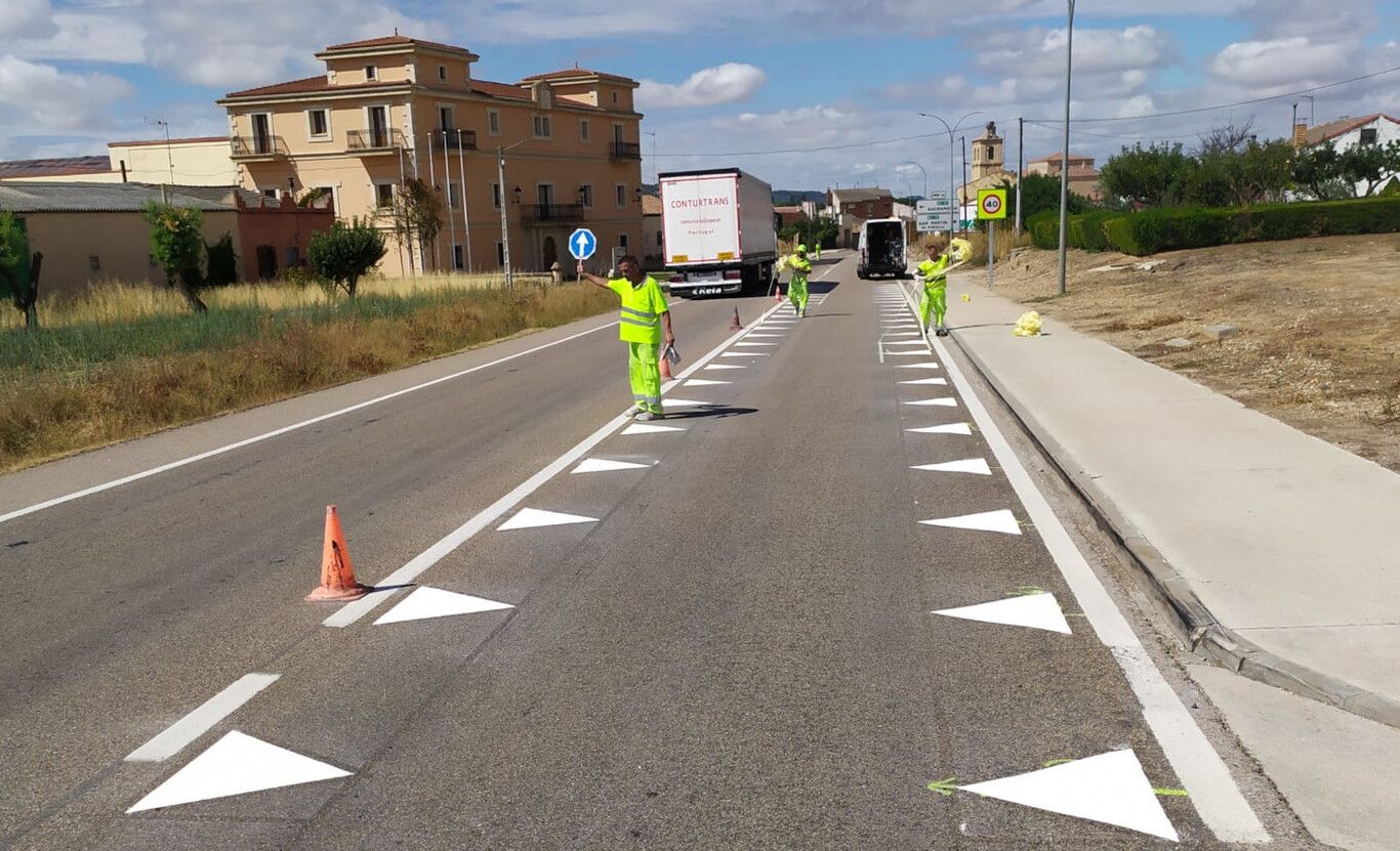 Ojo a las nuevas marcas viales que empiezan a aparecer en las carreteras. En la imagen, operarios pintando 'dientes de dragón'.
