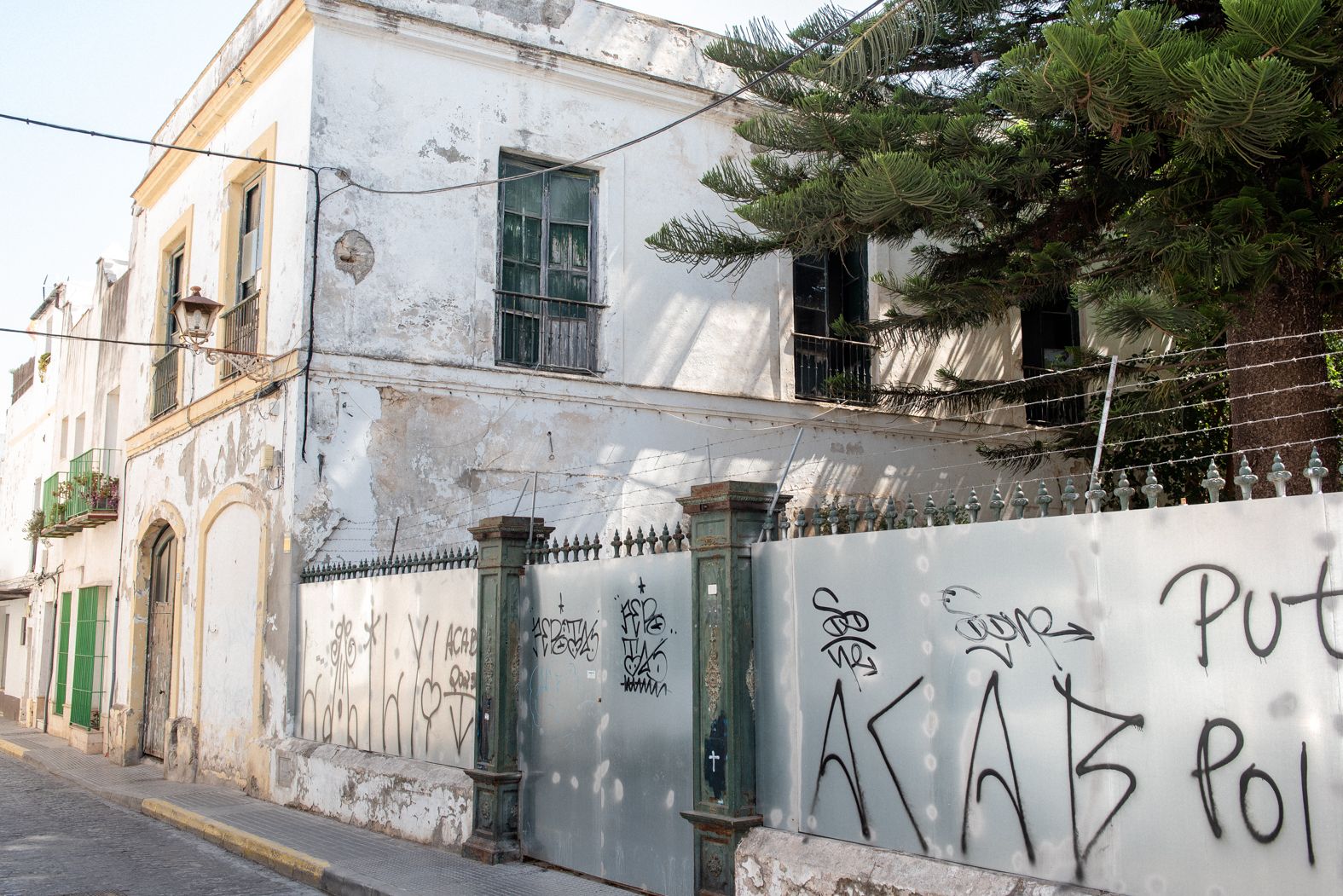 Estado de la finca tapada en la calle Nevería. 