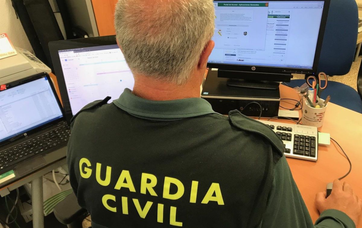 Un agente de la Guardia Civil, en un momento de la investigación. Un agente de la Guardia Civil, en un momento de la investigación.