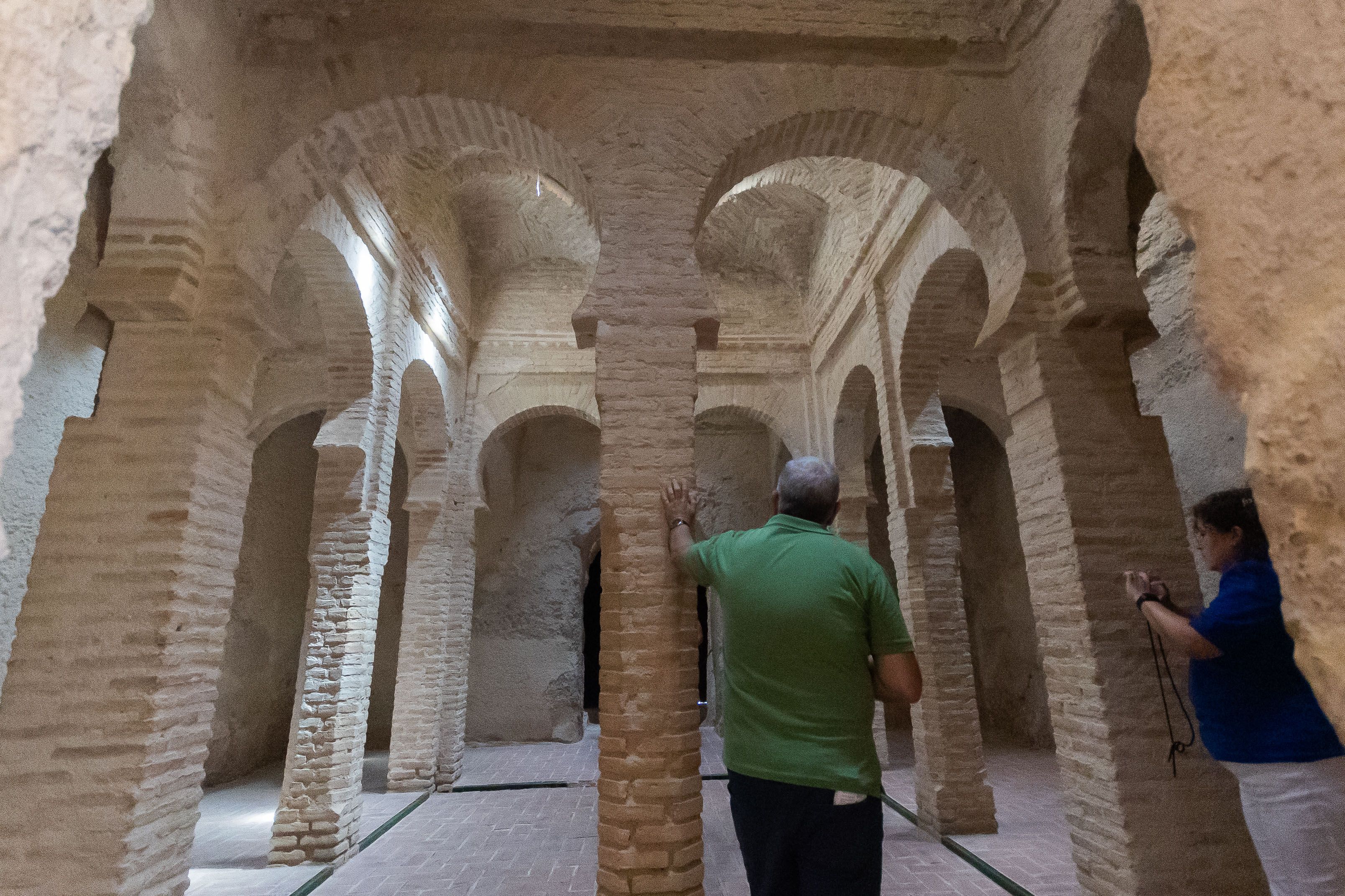 El INE cifra en más de 33.000 los turistas que se alojaron en julio en hoteles de Jerez. En la imagen, visitantes en los baños árabes.