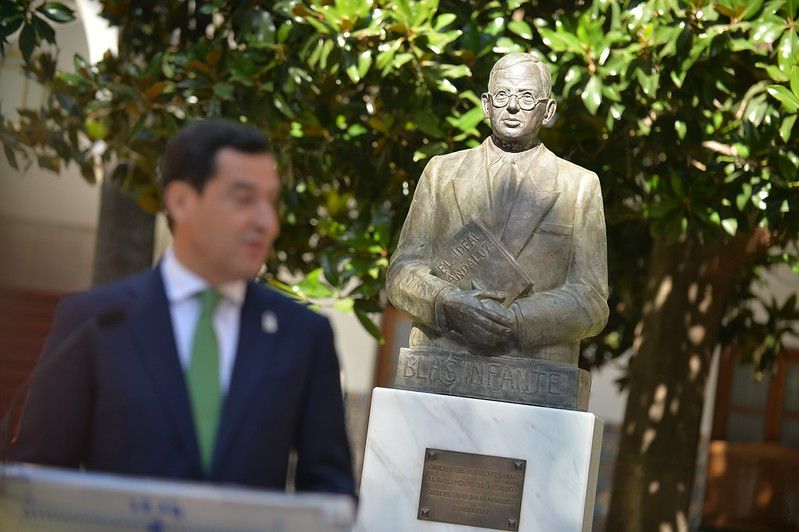 Moreno Bonilla ante el busto de Blas Infante en el Parlamento, en una imagen de archivo.