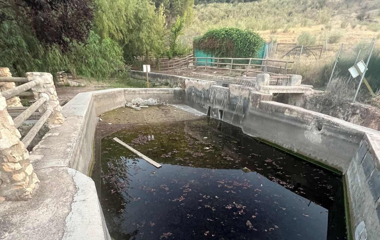 Imagen facilitada por el colectivo en el que se ve la degradación del nacimiento del Arbuniel.