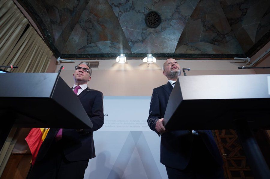 El portavoz del Gobierno andaluz, Elías Bendodo, con el consejero Javier Imbroda. FOTO: JUNTA DE ANDALUCÍA 