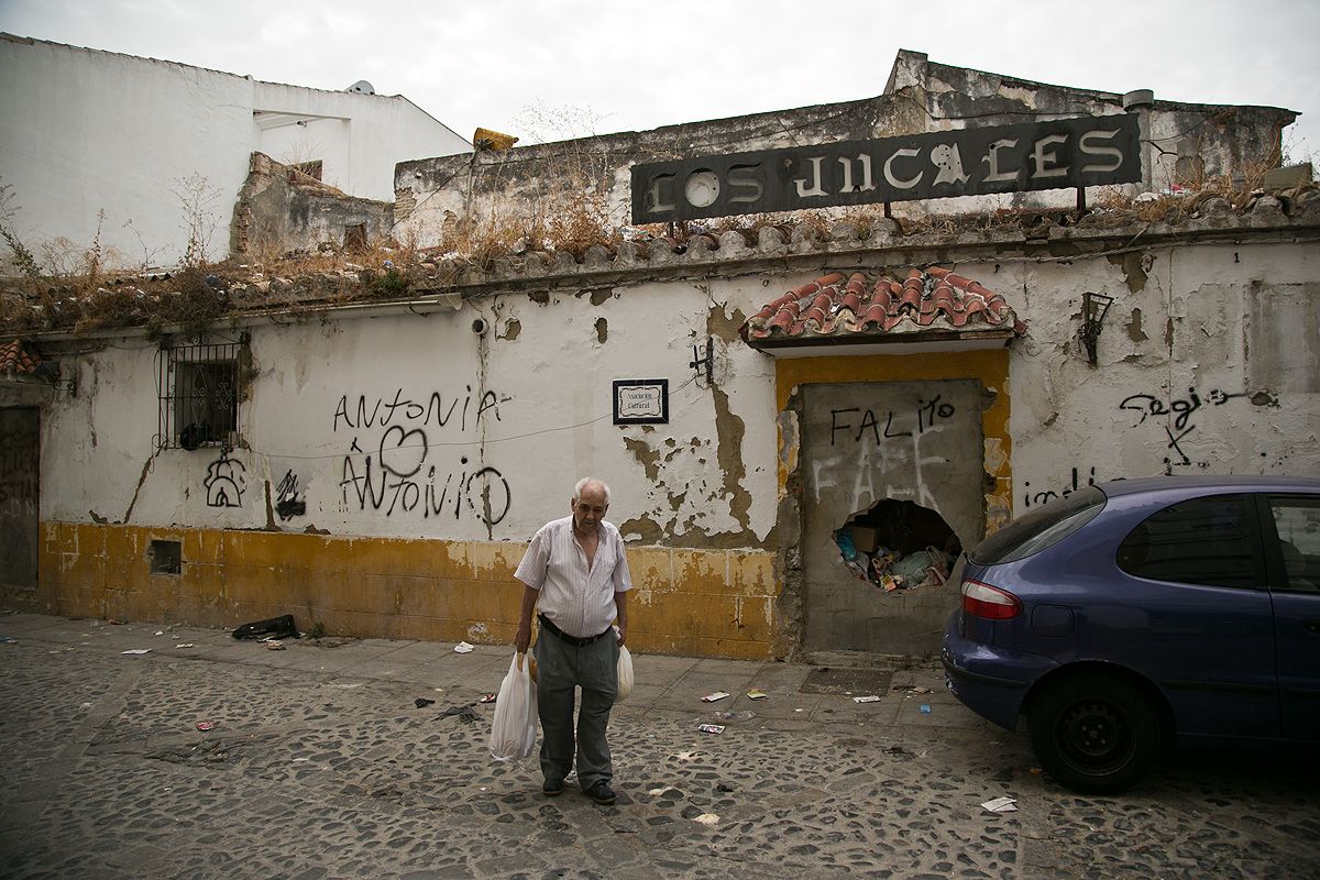 Un vecino, ante la fachada de la antigua peña flamenca Los Juncales, en una imagen de archivo. FOTO: JUAN CARLOS TORO