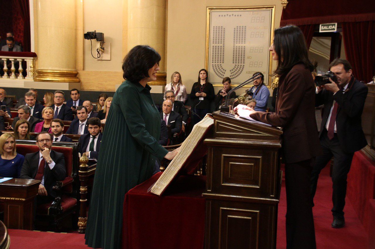 Pilar González tomando posesión del cargo de senadora.