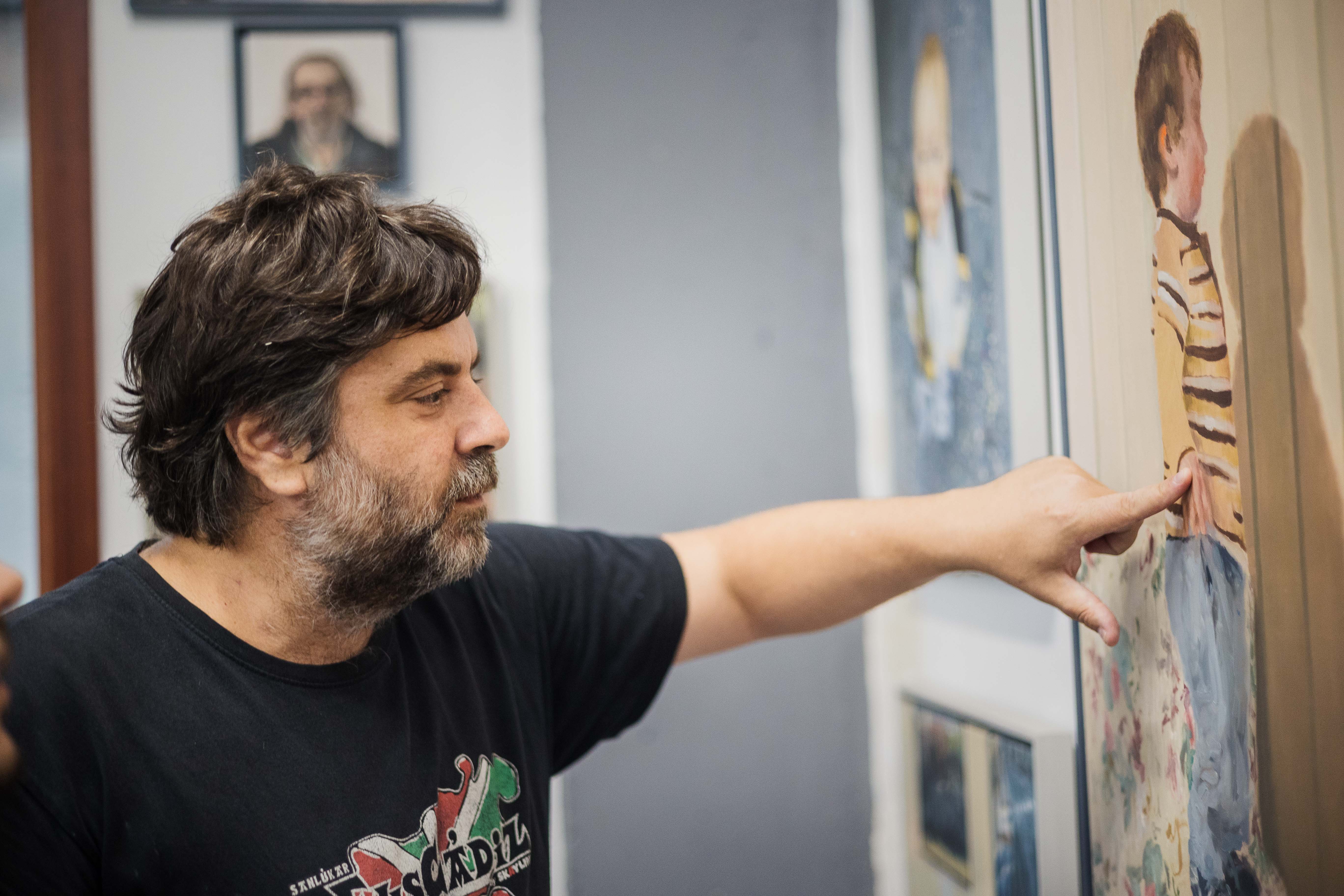 El pintor Pepe Baena señala un detalle de una de sus obras.