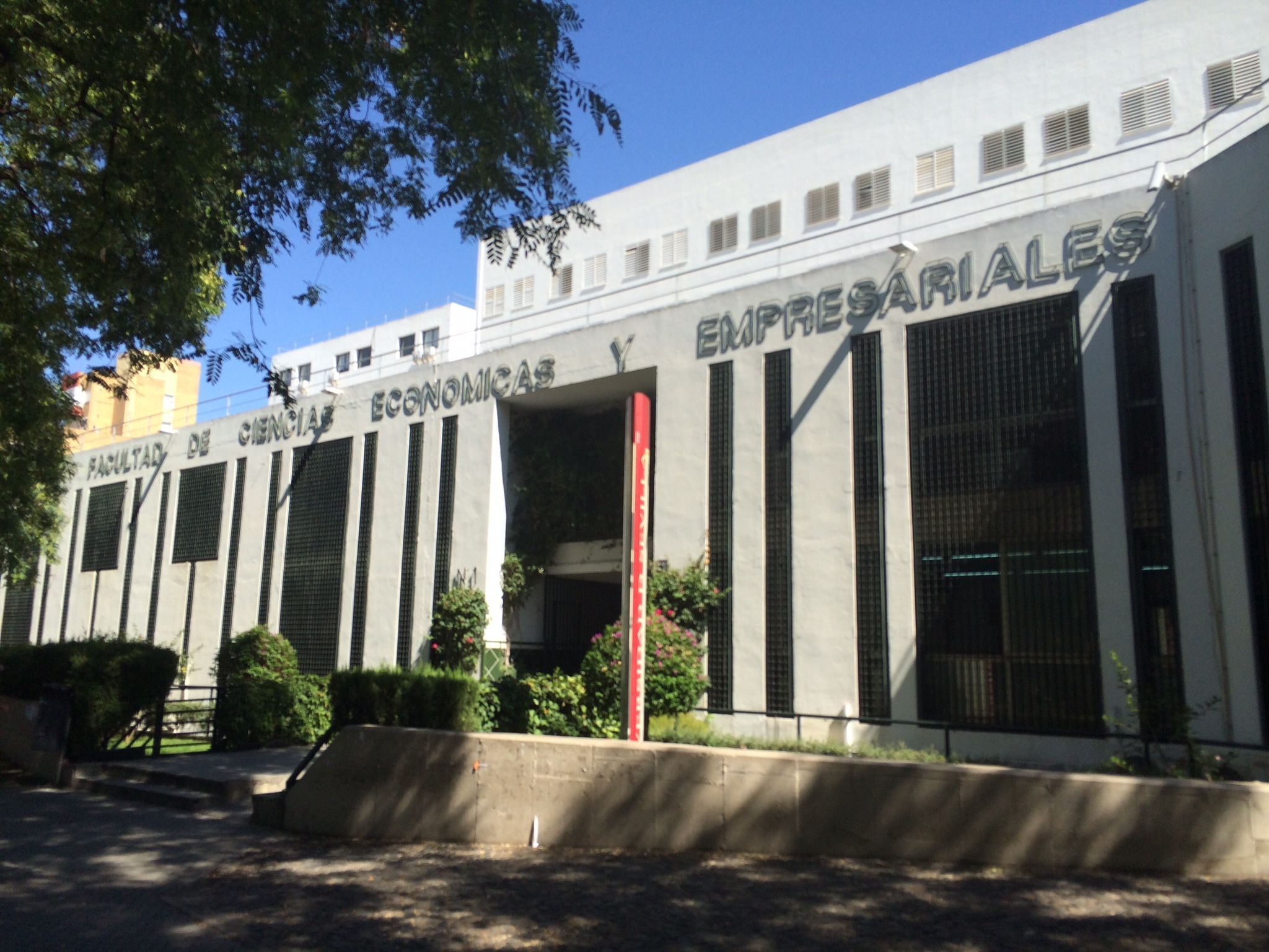 Fachada de la Facultad de Económicas en Sevilla, en una imagen de archivo.
