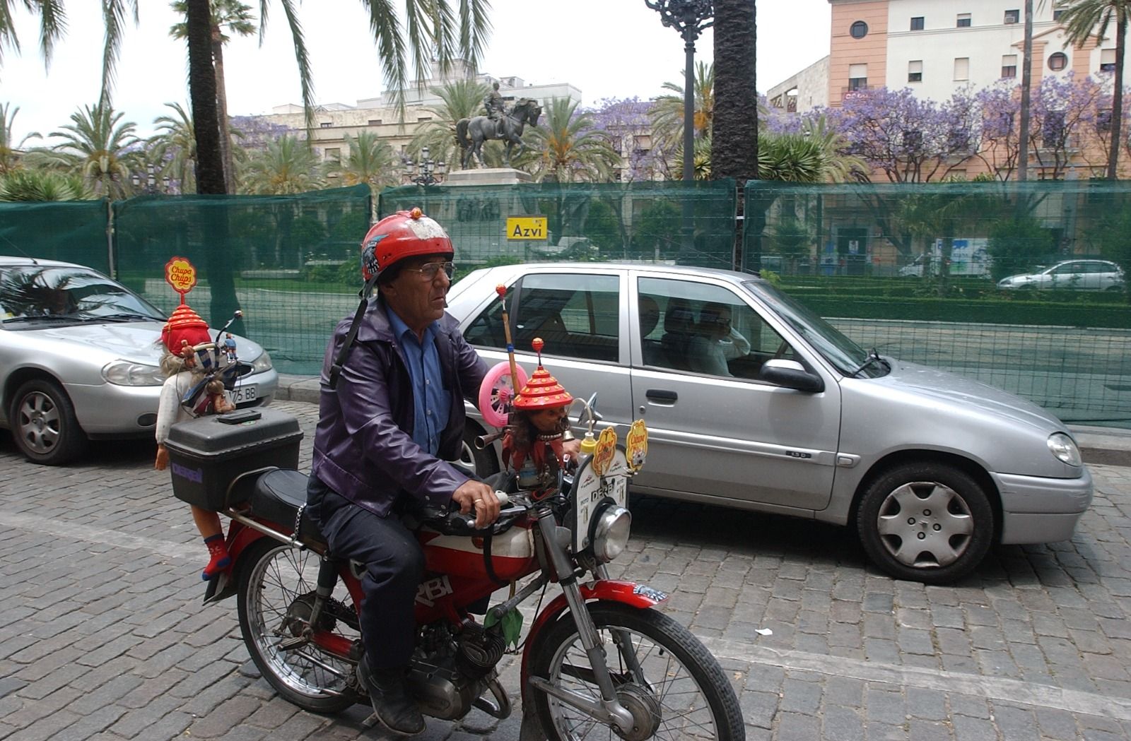 Vehículos aún transitando por la plaza, algunos tan curiosos como la moto de la imagen..     JUAN CARLOS TORO