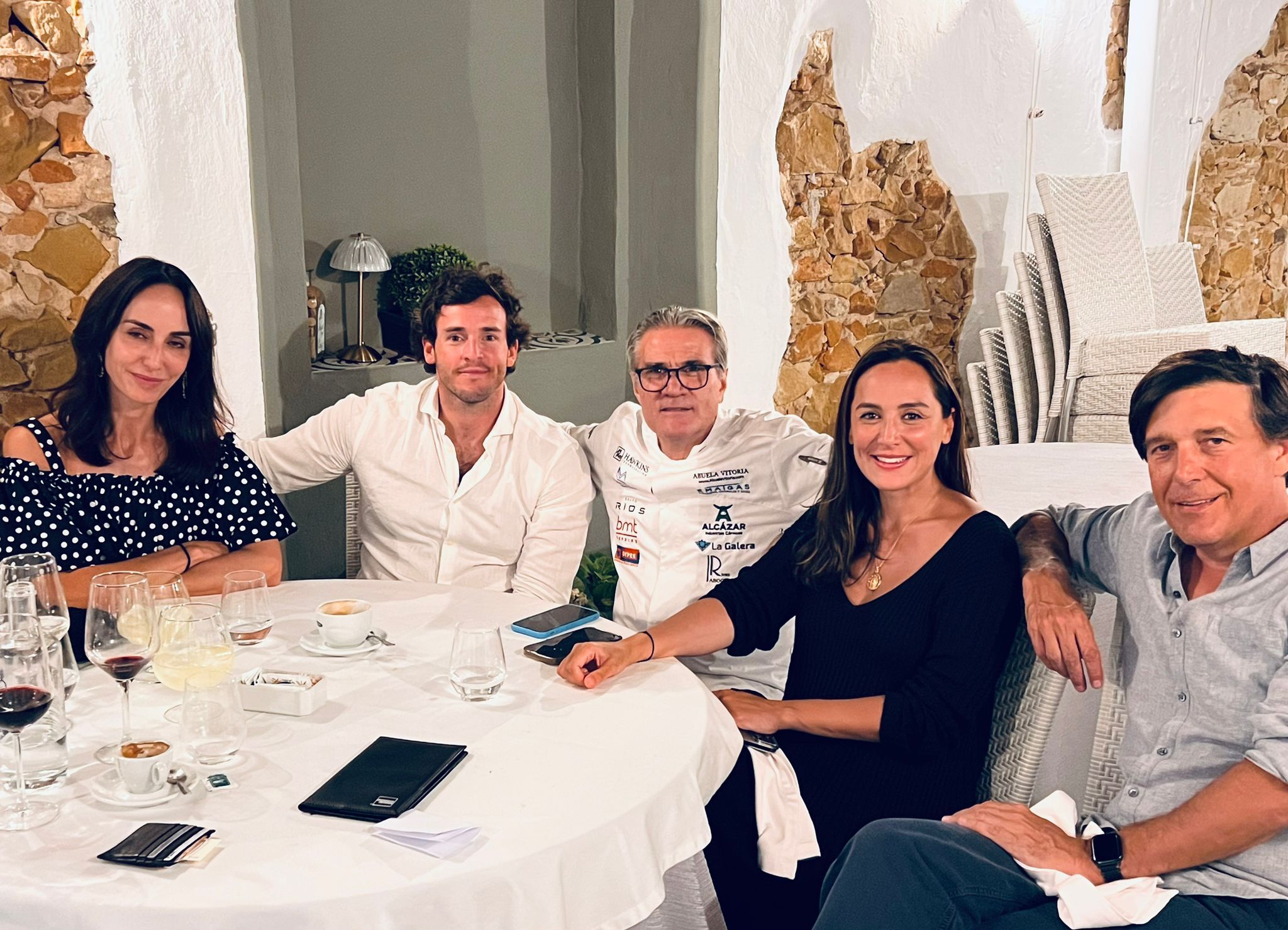 Tamara Falcó junto a su marido Íñigo Onieva y su hermano Manolo Falcó, en el restaurante El Guadarnés, en San Roque. 