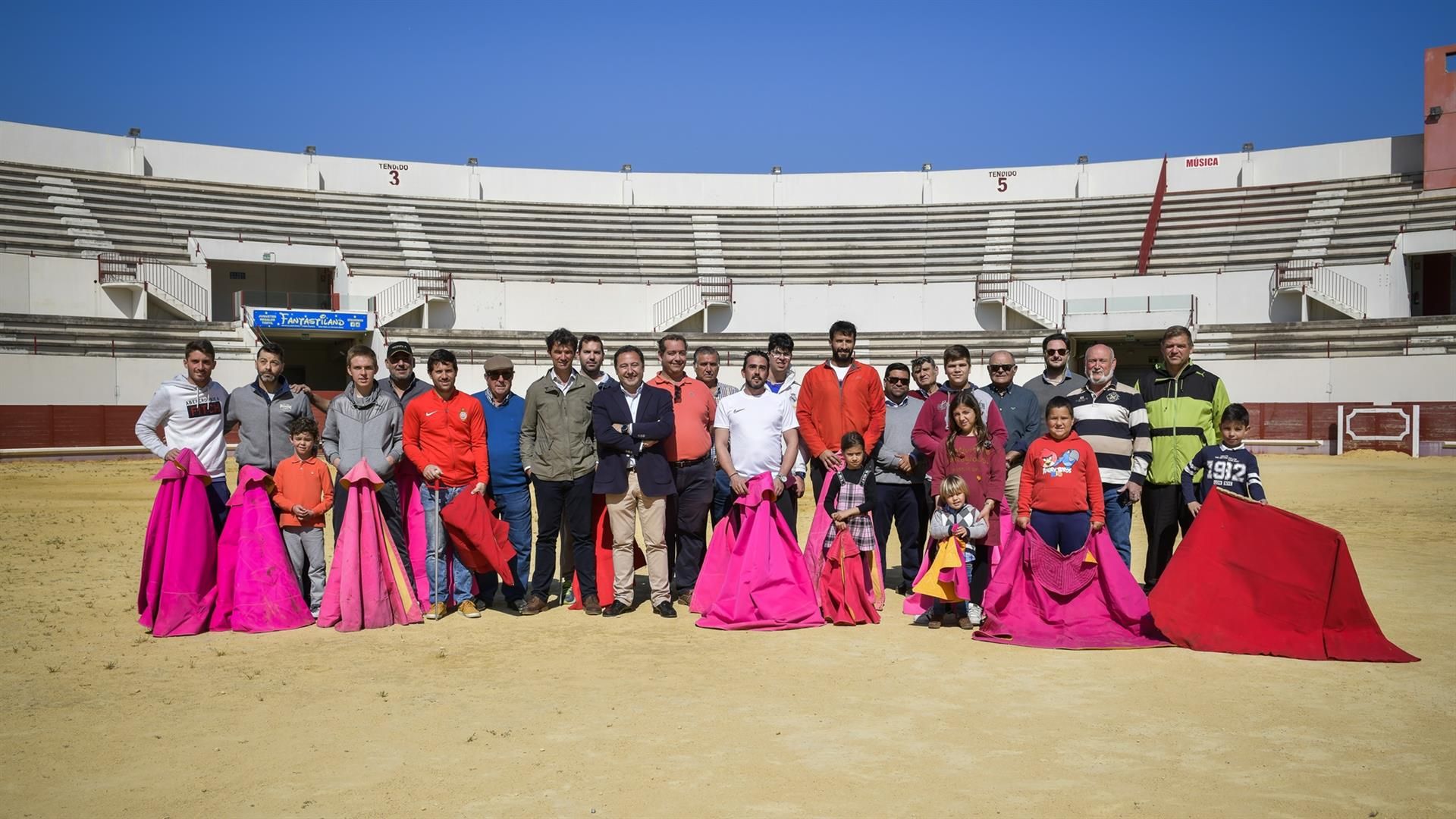 Un posado de los miembros de la nueva escuela. FOTO: JUNTA