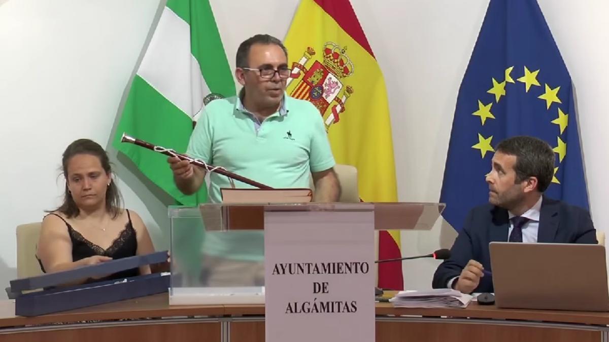 El único edil del PP de este pueblo de Sevilla se hace con el bastón de mando de la Alcaldía.
