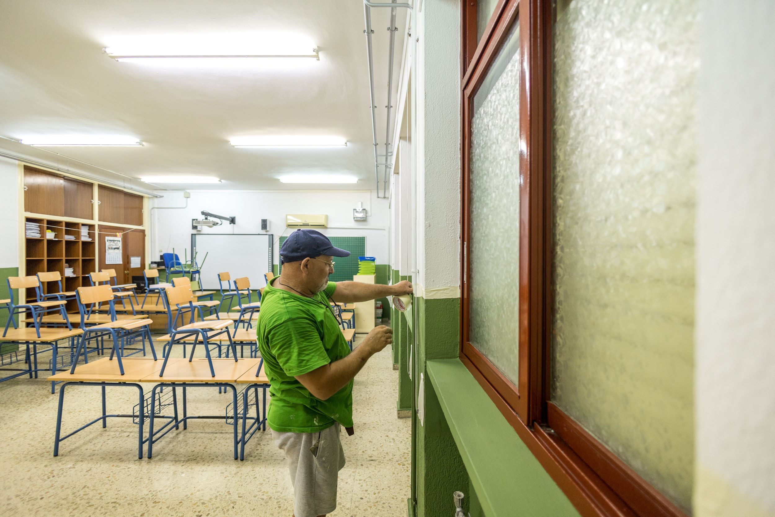 Un operario prepara un aula de un colegio de San Fernando.