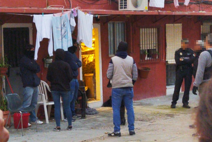 La Policía Nacional, registrando viviendas en San Juan de Dios.