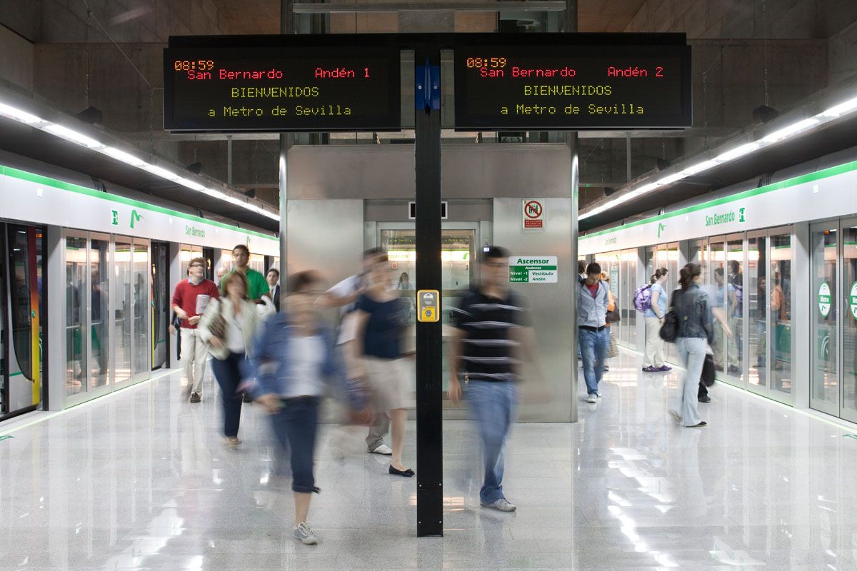 Usuarios del Metro de Sevilla.