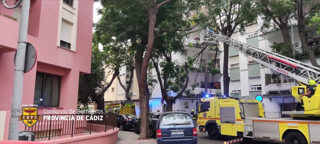 Intervención de los bomberos este sábado en Cádiz.
