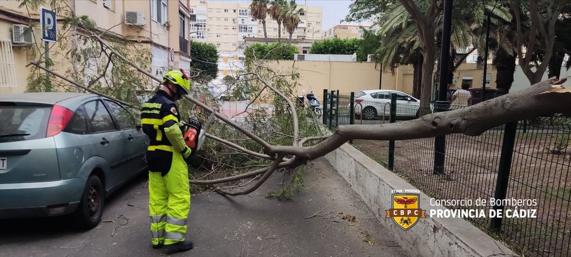Una de las intervenciones de Bomberos este sábado por la tarde en Cádiz.