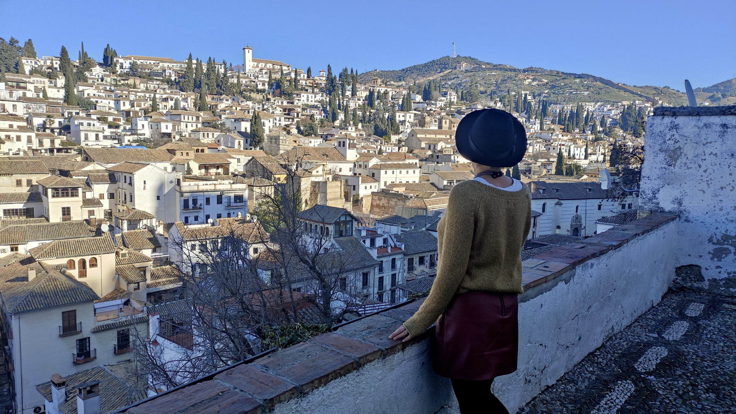Una turista observa Granada desde un mirador del Albaicín.