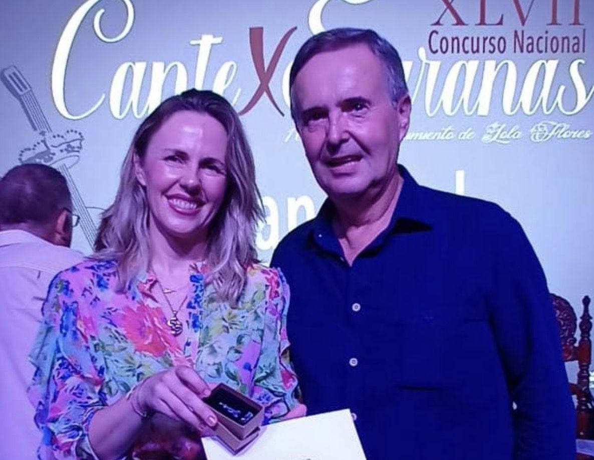José de la Mena, ganador del Concurso Nacional de Cante por Serranas de Prado del Rey, junto a Vanesa Beltrán, diputada provincial de cultural y alcaldesa del pueblo blanco gaditano