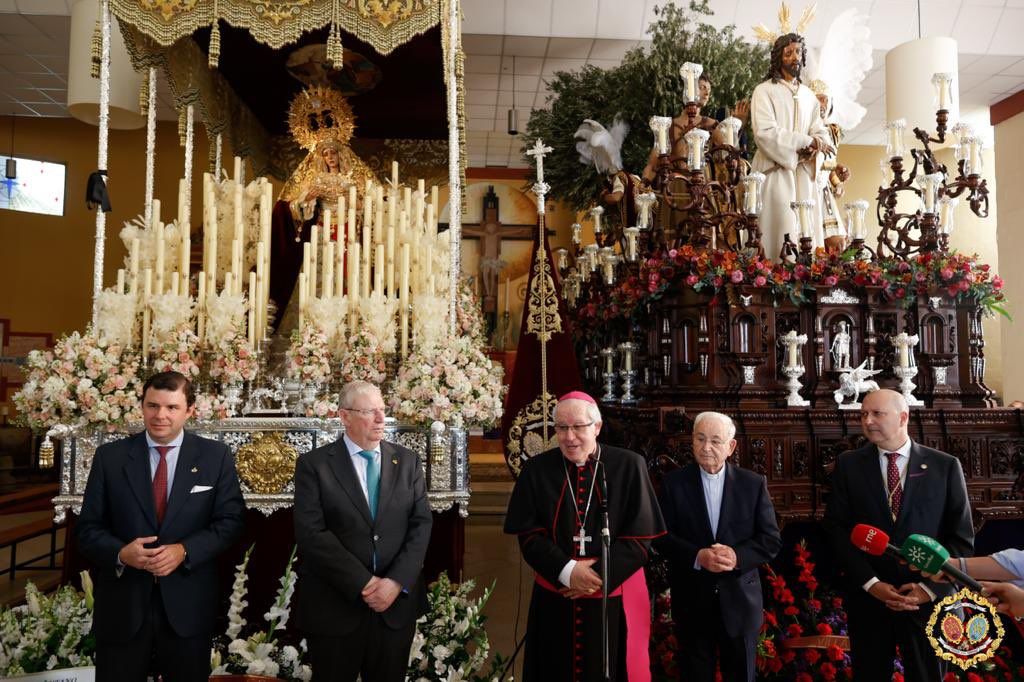 La Hermandad de Pino Montano, antes de su salida el Viernes de Dolores.