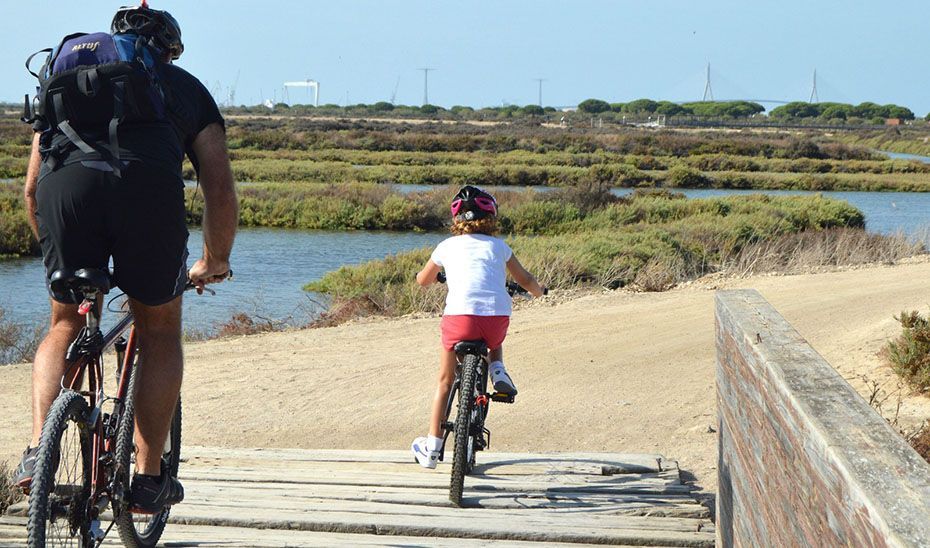 Una pequeña y un adulto en ruta en bicicleta por Los Toruños.