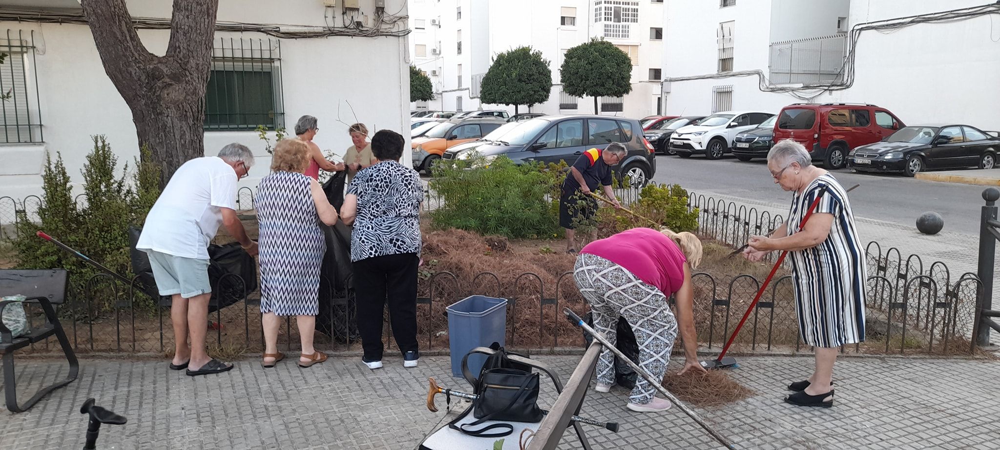 Los vecinos de la barriada de Sudamérica limpian las zonas verdes. CEDIDA