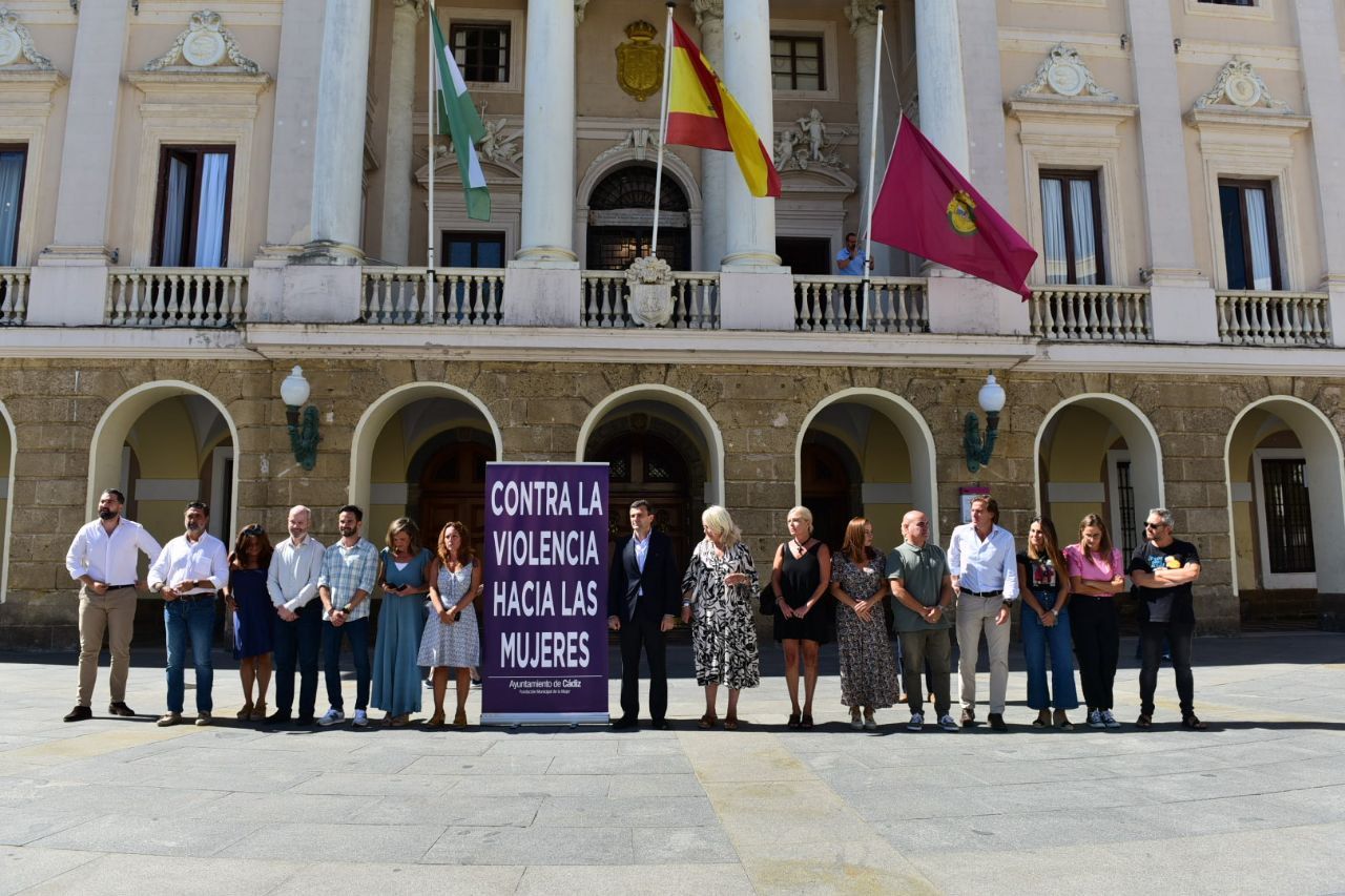El minuto de silencio también ha tenido lugar a las puertas del Ayuntamiento de Cádiz.