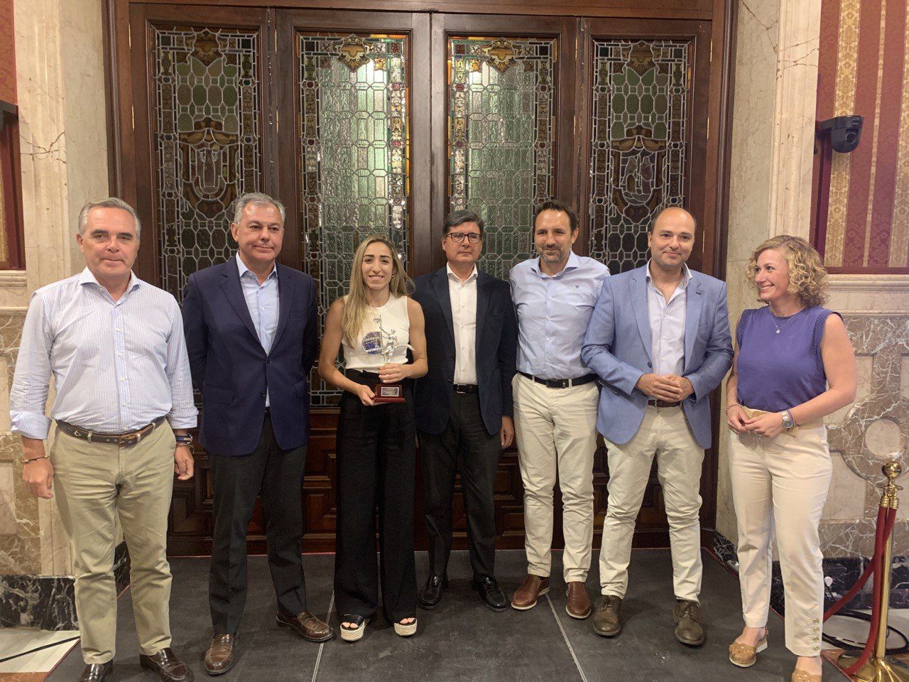 Olga Carmona, heroína en el Mundial, con representantes municipales.