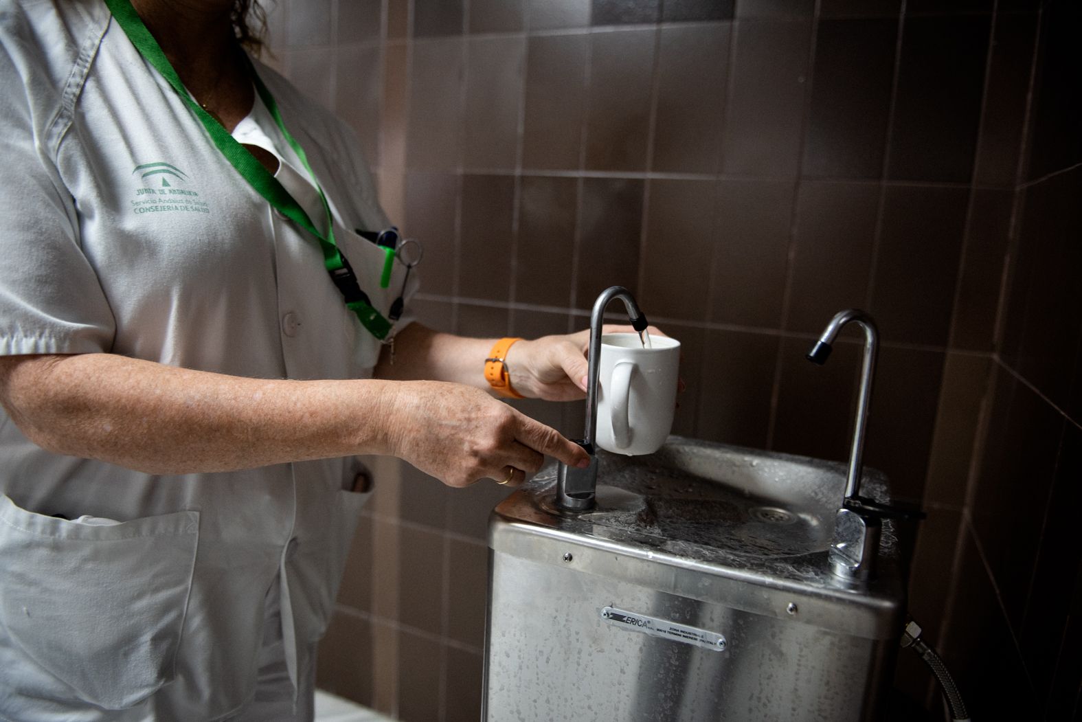 Una enfermera rellena un caso de agua en el Hospital San Carlos de San Fernando.