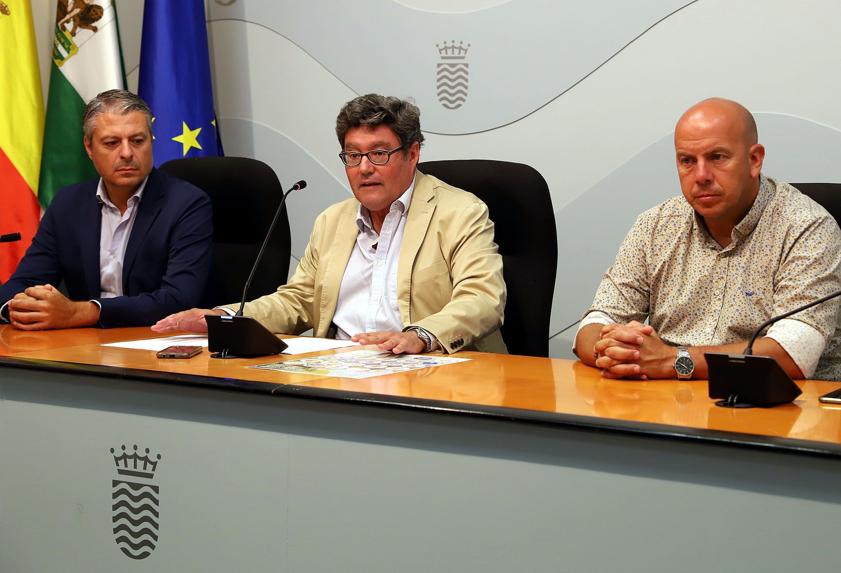 Presentación del campeonato con el delegado de Deportes en el centro.
