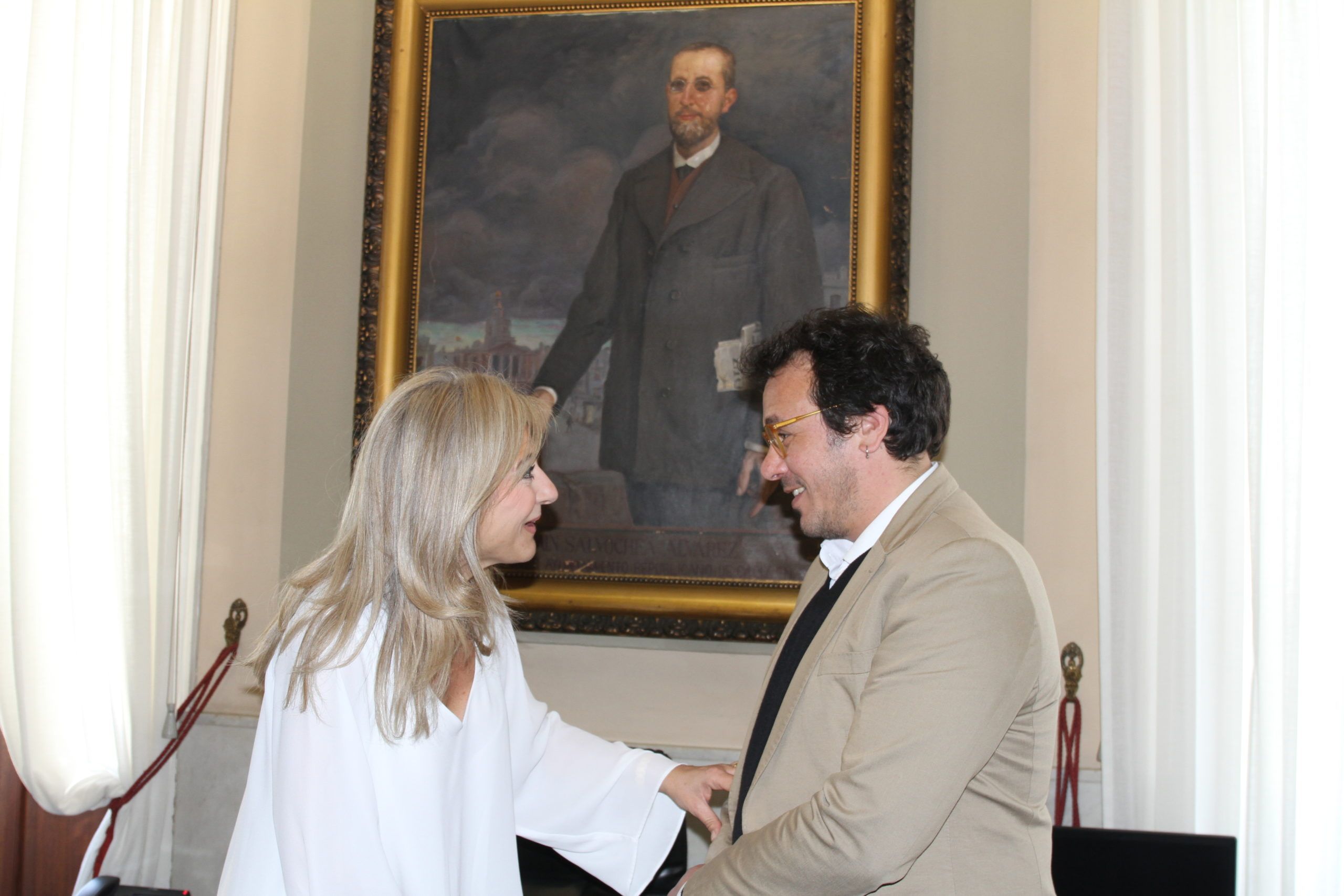 La consejera Patricia del Pozo y el alcalde de Cádiz, José María González, en el Ayuntamiento gaditano.