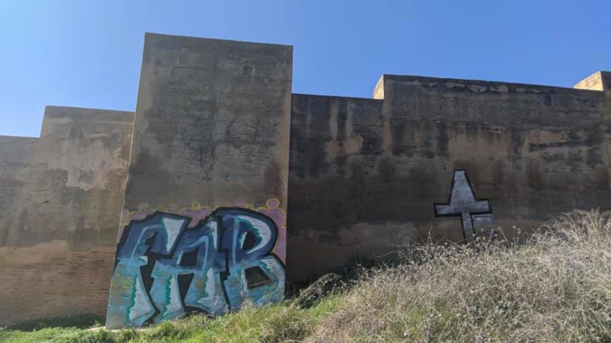 El graffiti, en la muralla. FOTO: FB