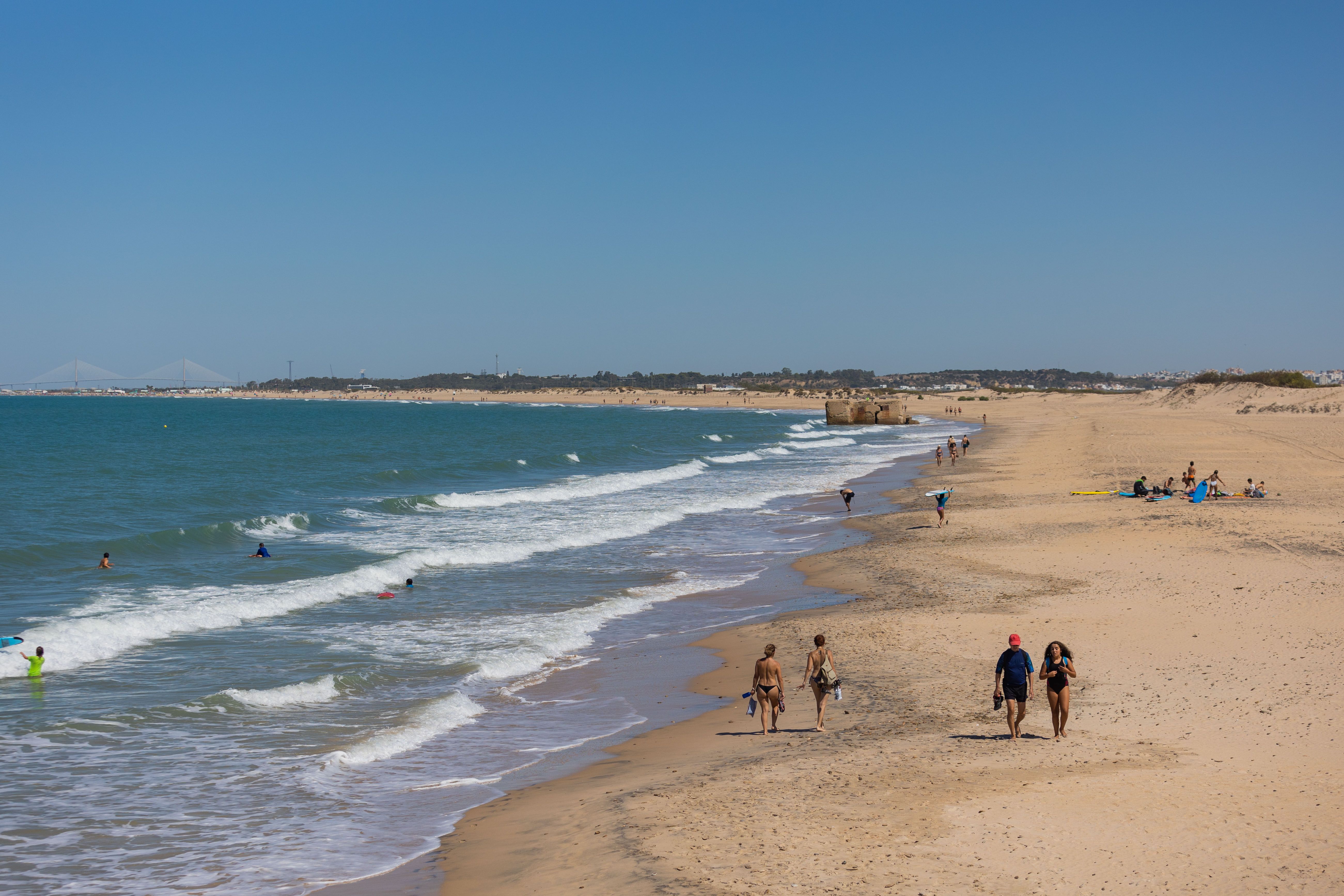 La extensa playa de Camposoto.