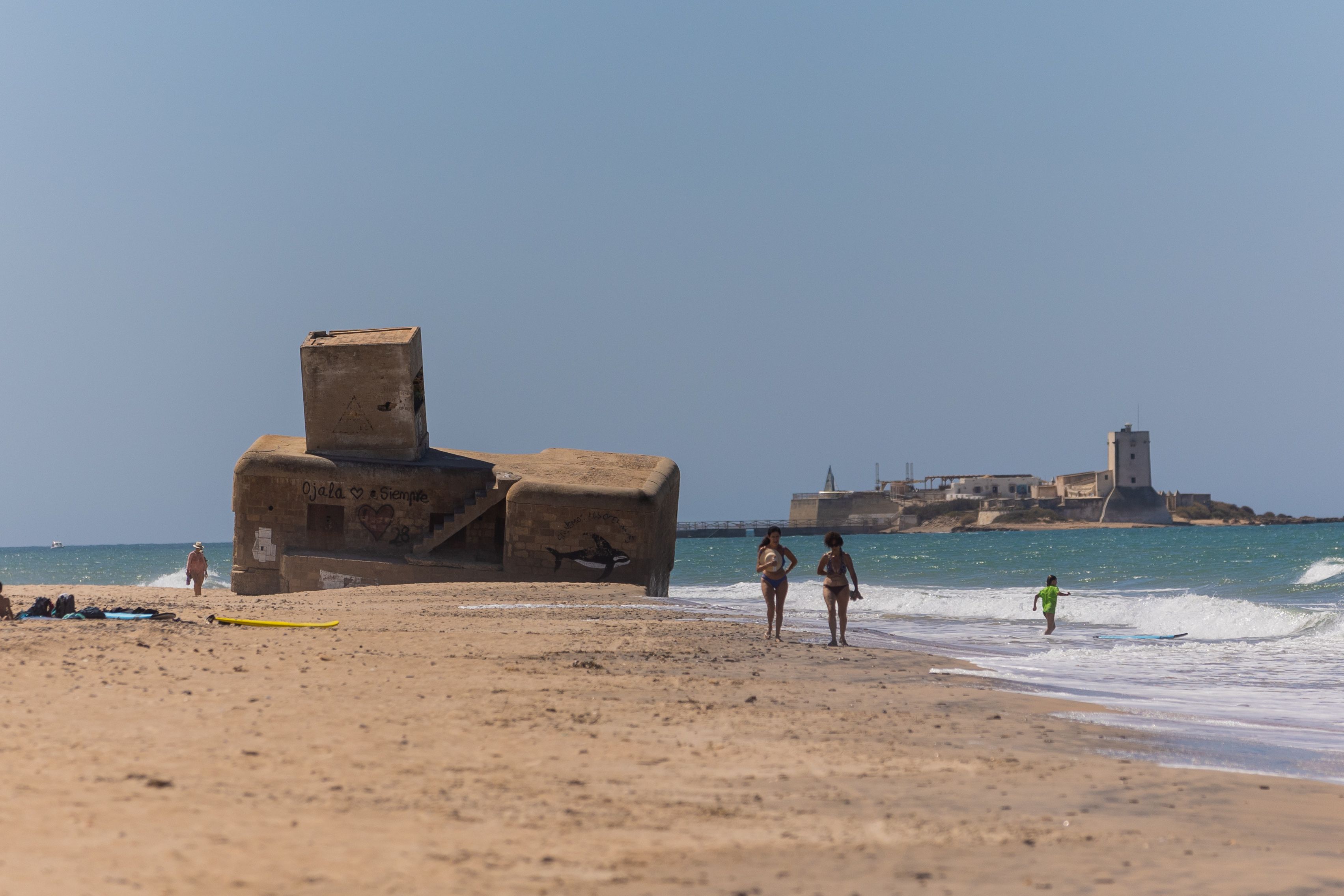 Otra fortificación en la Punta del Boquerón y al fondo, Sancti Petri.      MANU GARCÍA