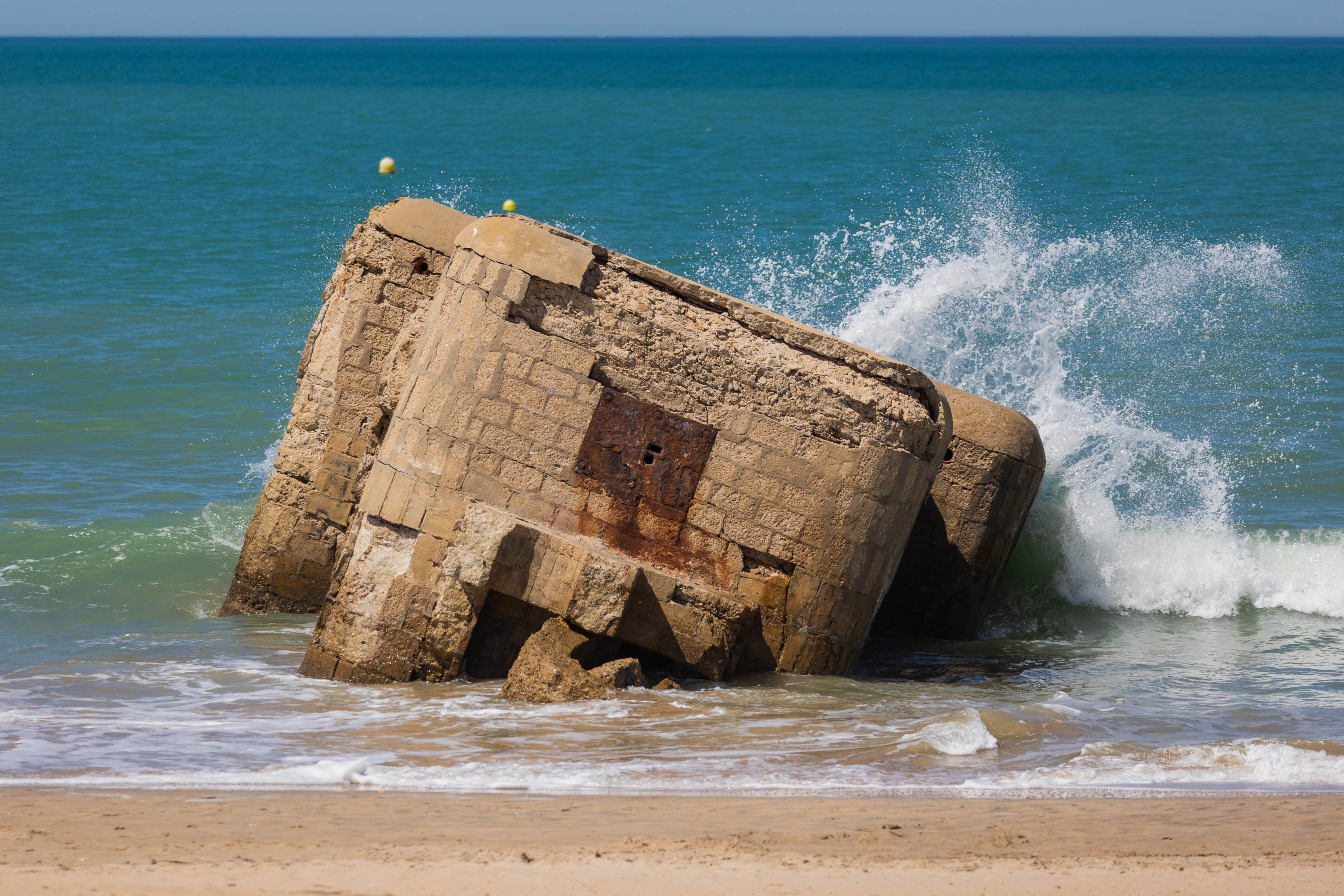 Uno de los búnkeres situado en la playa de Camposoto.