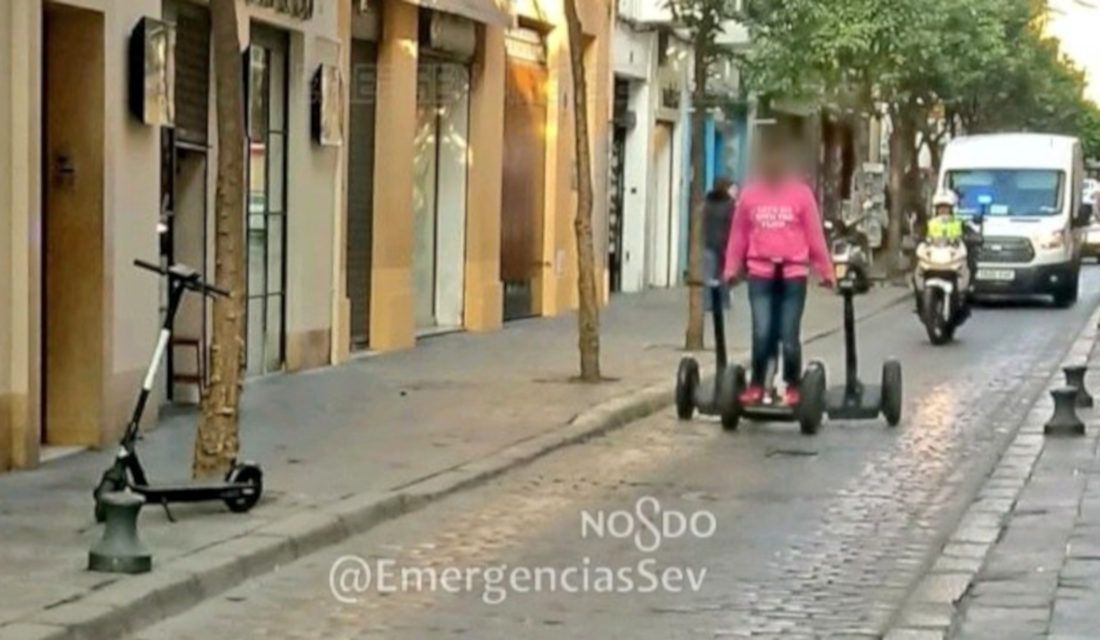 El autor de los hechos, durante la conducción. FOTO: Emergencias Sevilla