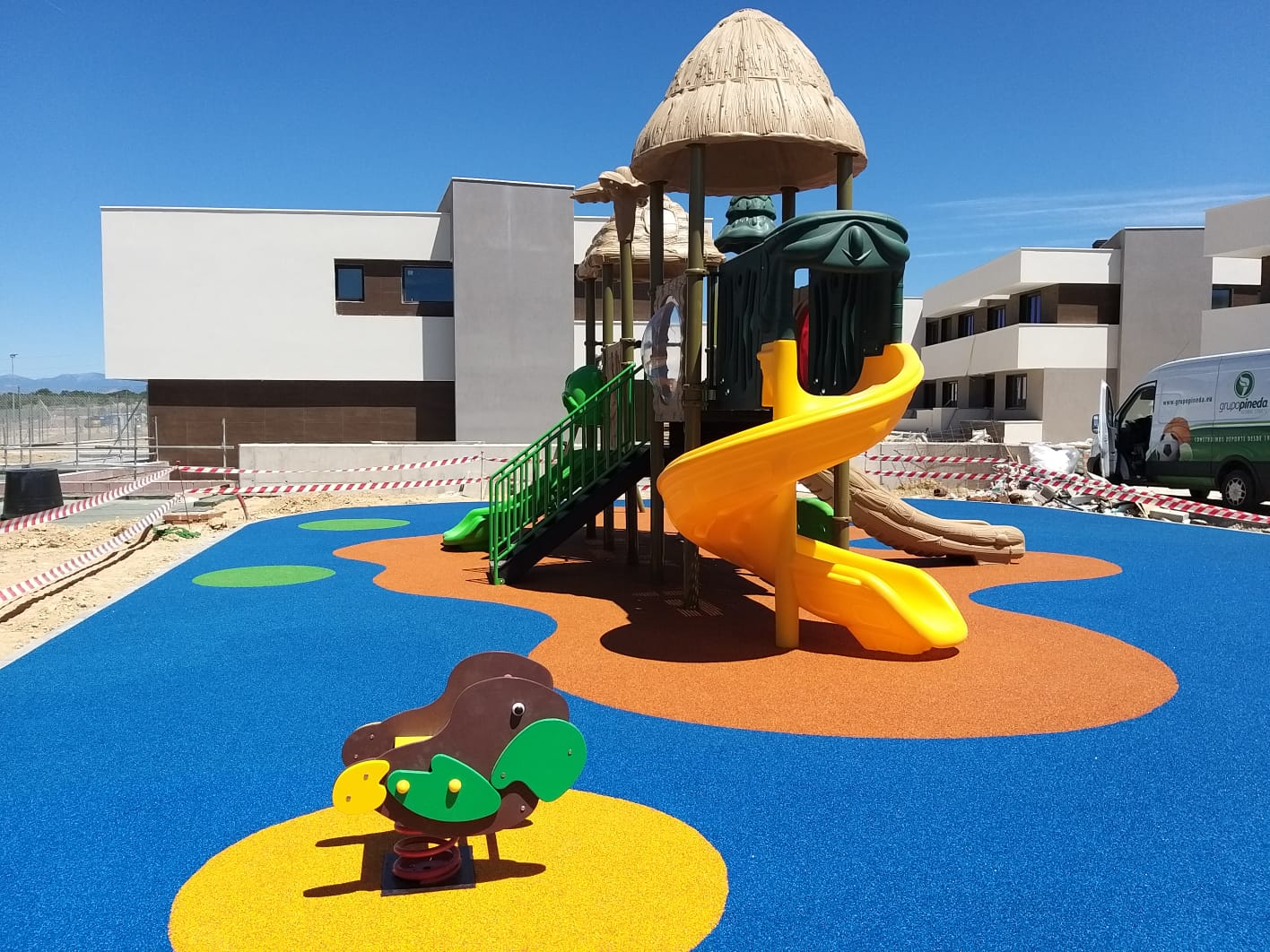 Uno de los parques infantiles instalados por el Grupo Pineda. 