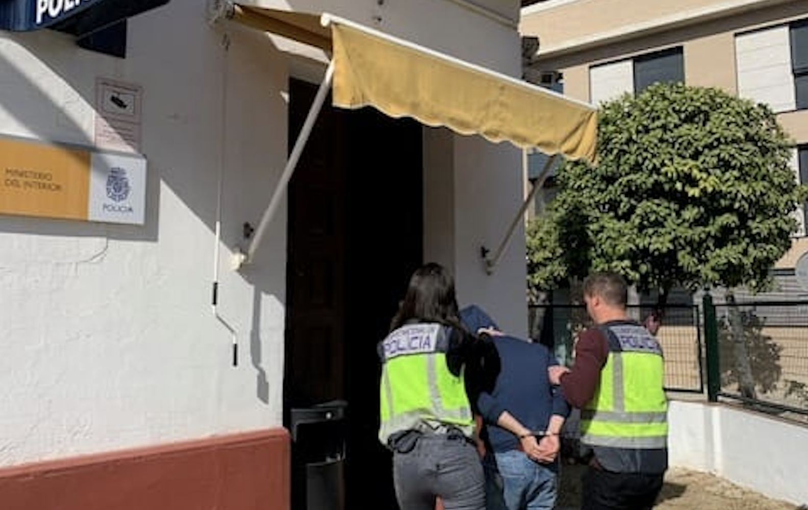 La Policía Nacional detiene en el barrio de Nervión de Sevilla al autor de 10 delitos contra el patrimonio. En la imagen, agentes conduciendo al detenido.