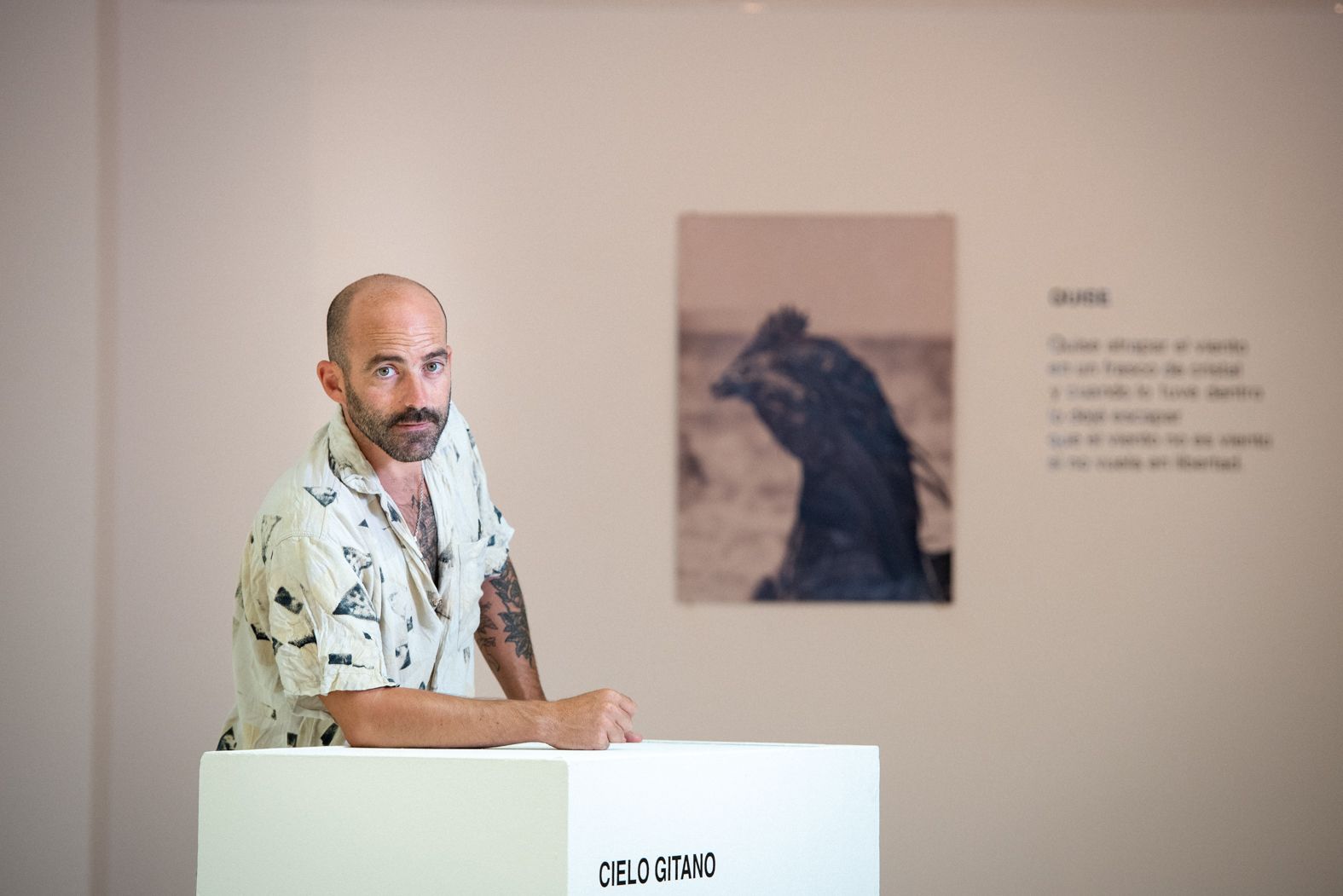 El portuense posa delante de la fotografía que compone la portada de 'Diquelo'.